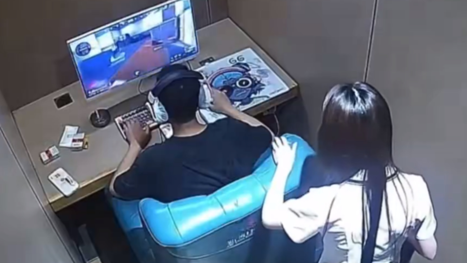 中国游戏玩家因服务员将热饮泼到他身上而忍痛玩游戏而走红
